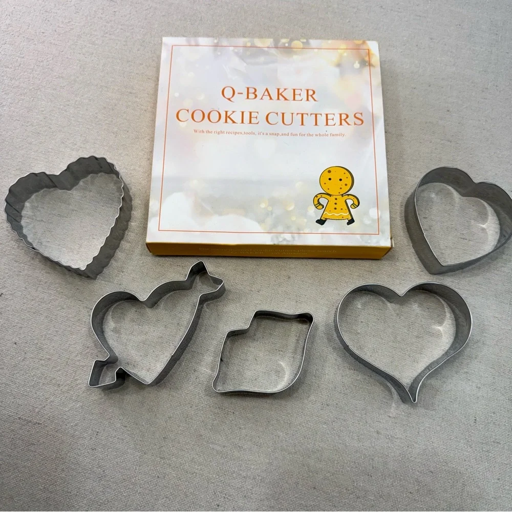 Valentine's Day Heart Cookie Cutter Set - 5 Piece Valentine Cookie Cutters - NWT